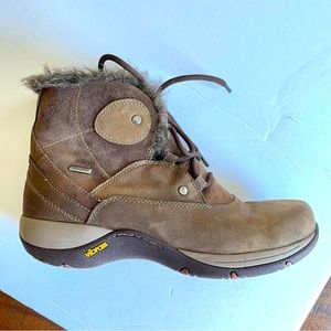 Dansko candice women’s waterproof boot size 39 US 8.5-9